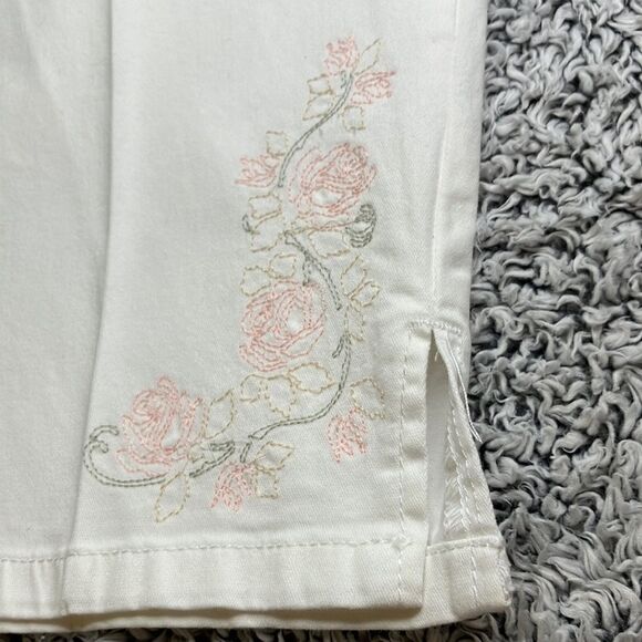 GLORIA VANDERBILT 12 “THE PERFECT FIT” Embroidered White Capri - Picture 7 of 12